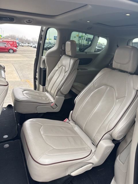 Used 2017 Chrysler Pacifica Limited image 3