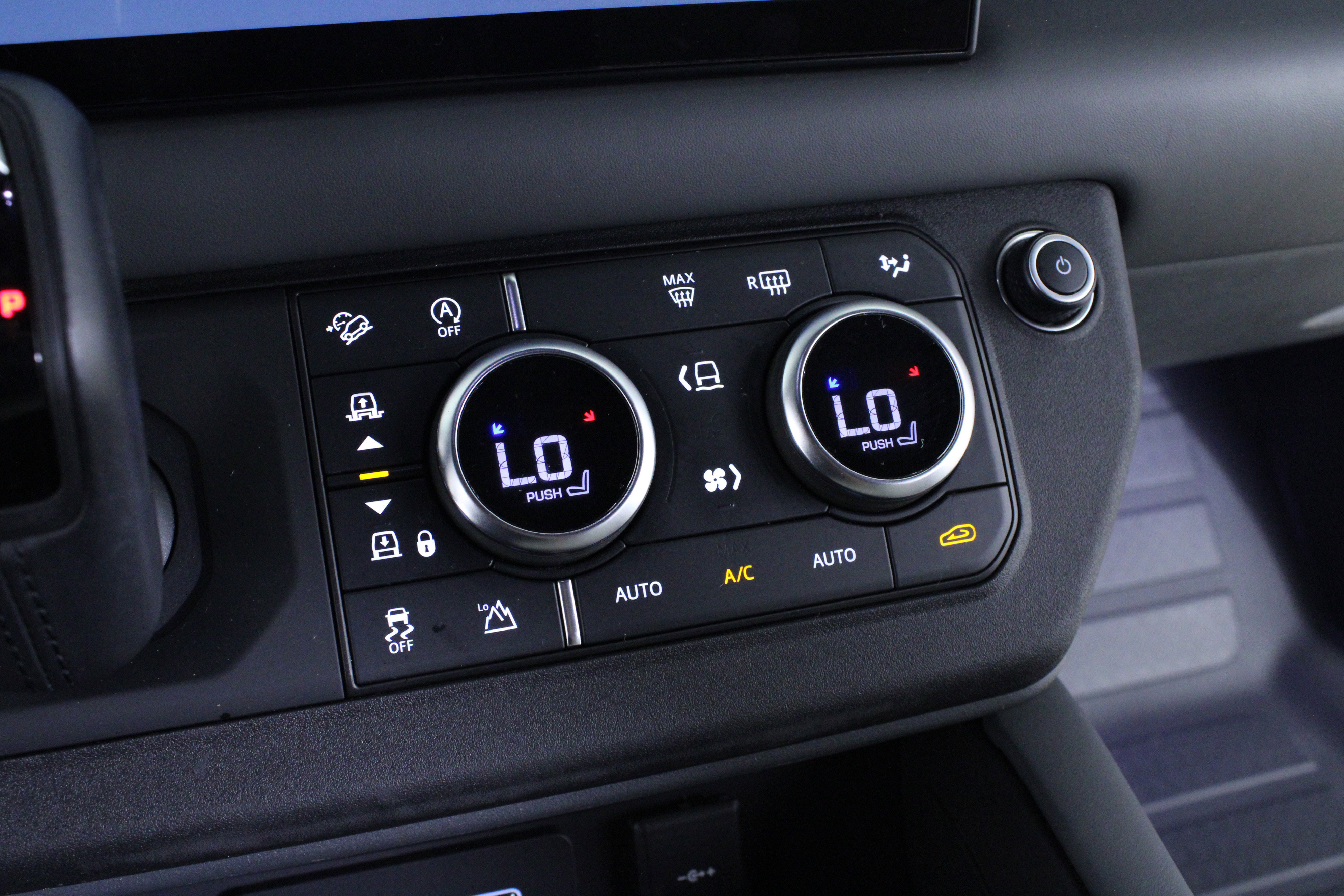 Used 2023 Land Rover Defender 130 X-Dynamic SE image 27