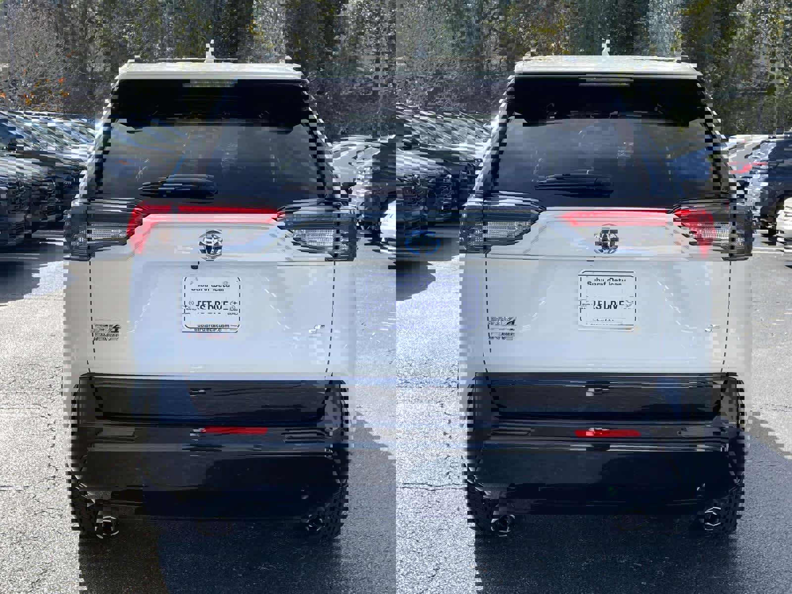 Used 2023 Toyota RAV4 SE image 3