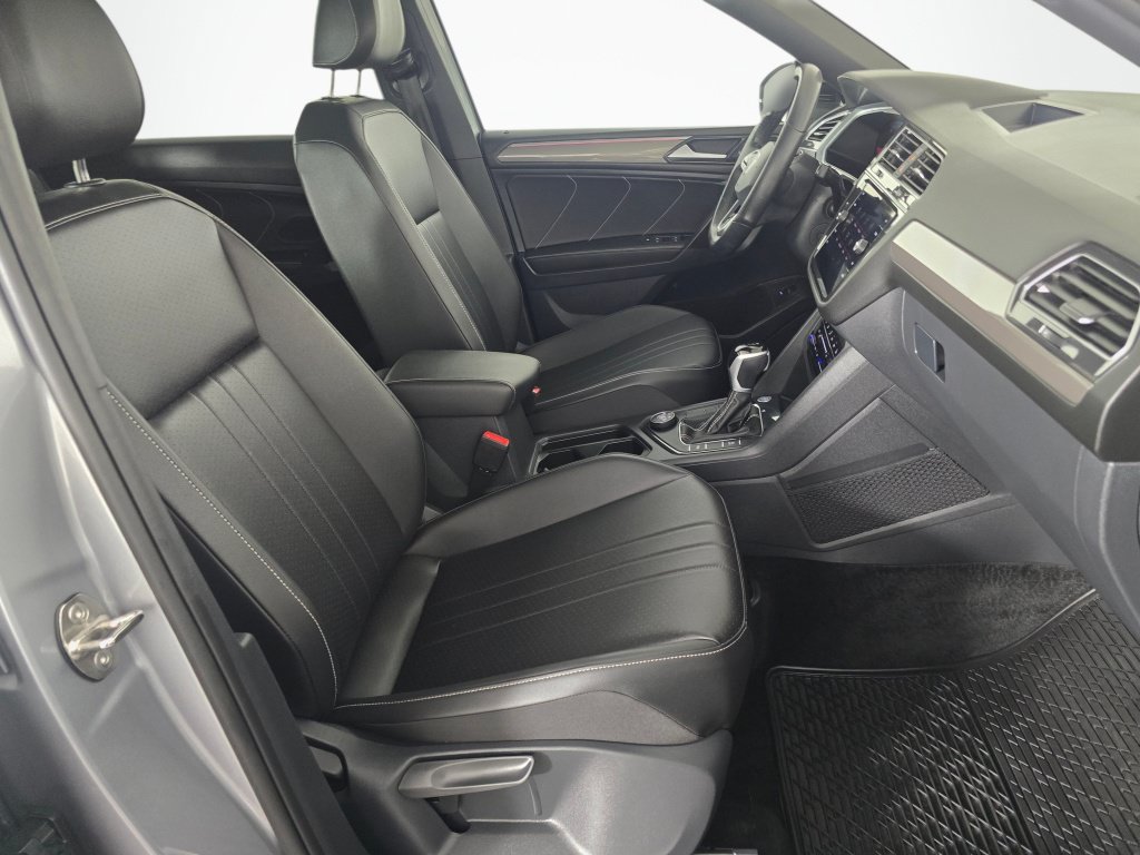 Used 2024 Volkswagen Tiguan SE R-Line AWD/4WD image 47