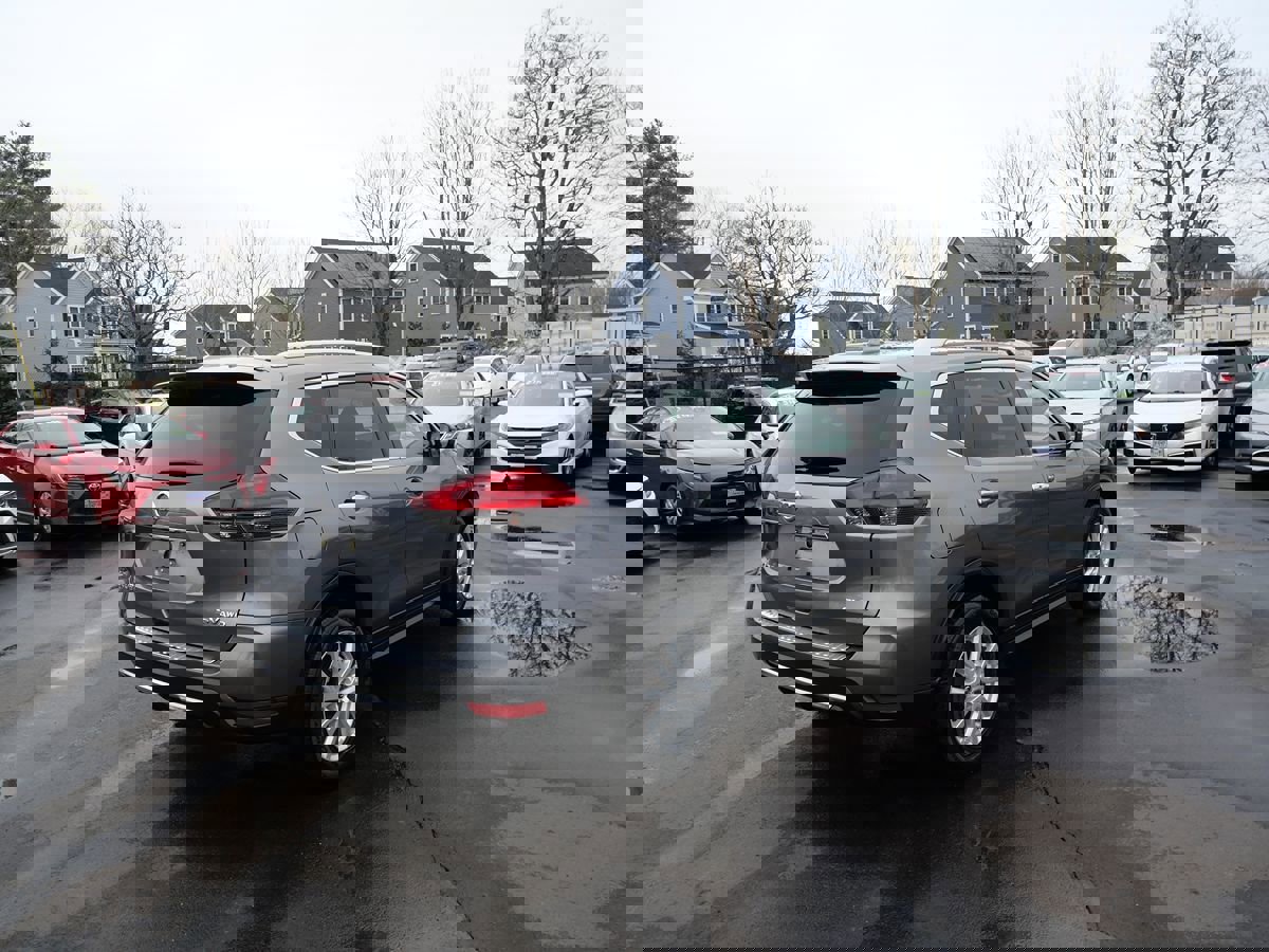 Used 2017 Nissan Rogue SV w/ SV Premium Package image 6