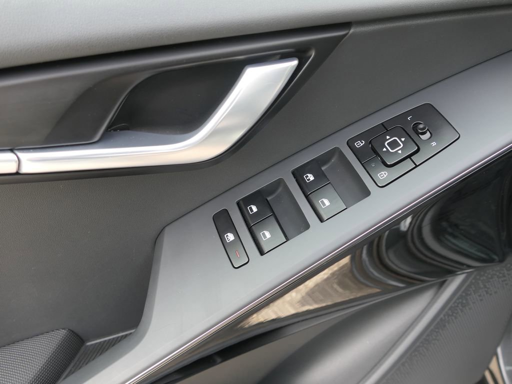 Used 2025 Kia Niro EX image 13