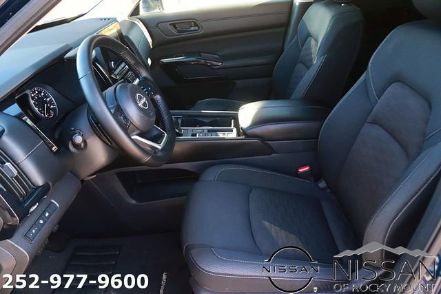 Used 2025 Nissan Pathfinder SV image 12