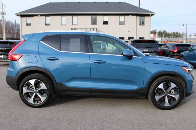 Used 2025 Volvo XC40 B5 Plus image 6