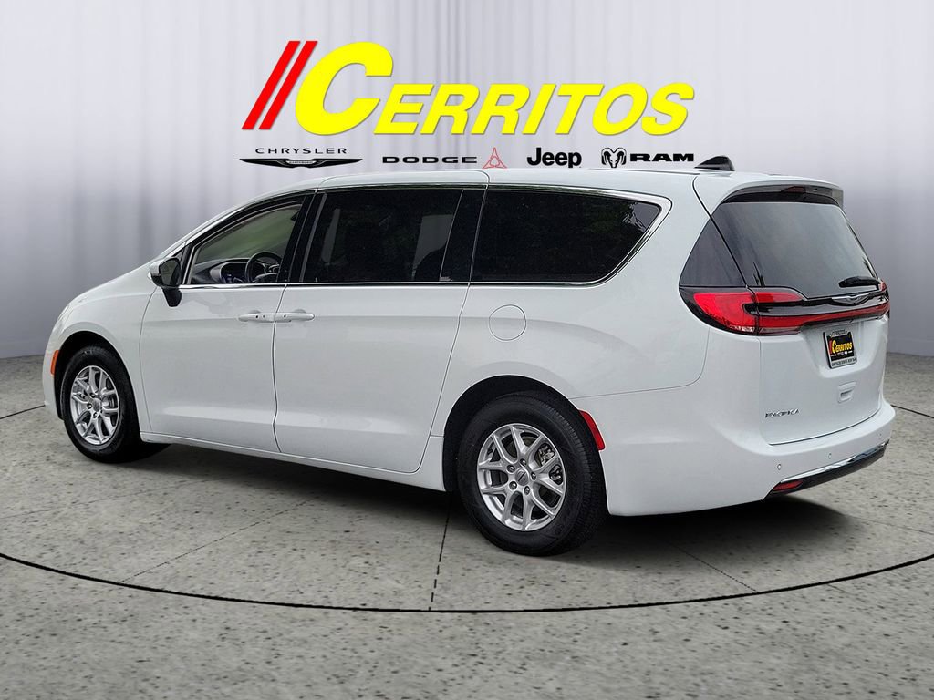 Used 2023 Chrysler Pacifica Touring-L image 2