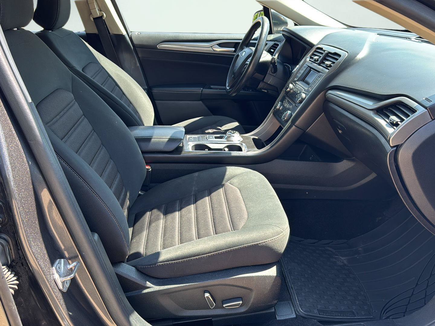 Used 2018 Ford Fusion SE FWD image 3