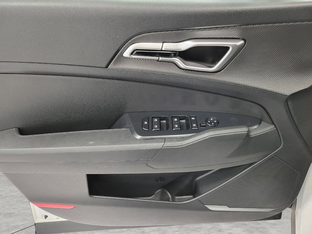 Used 2025 Kia Sportage LX image 24