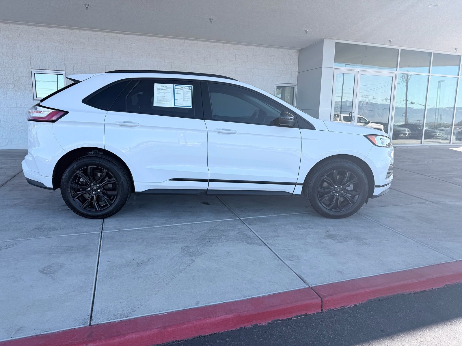 Used 2022 Ford Edge SE w/ Black Appearance Package image 2