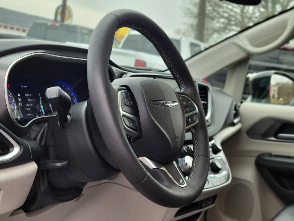 Used 2024 Chrysler Pacifica Touring-L image 16