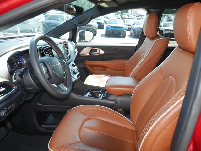 Used 2025 Chrysler Pacifica Pinnacle FWD image 2