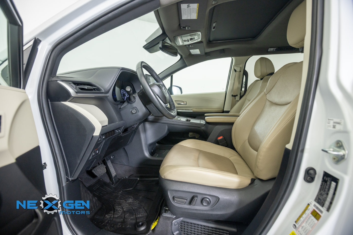 Used 2024 Toyota Sienna Limited AWD/4WD image 12