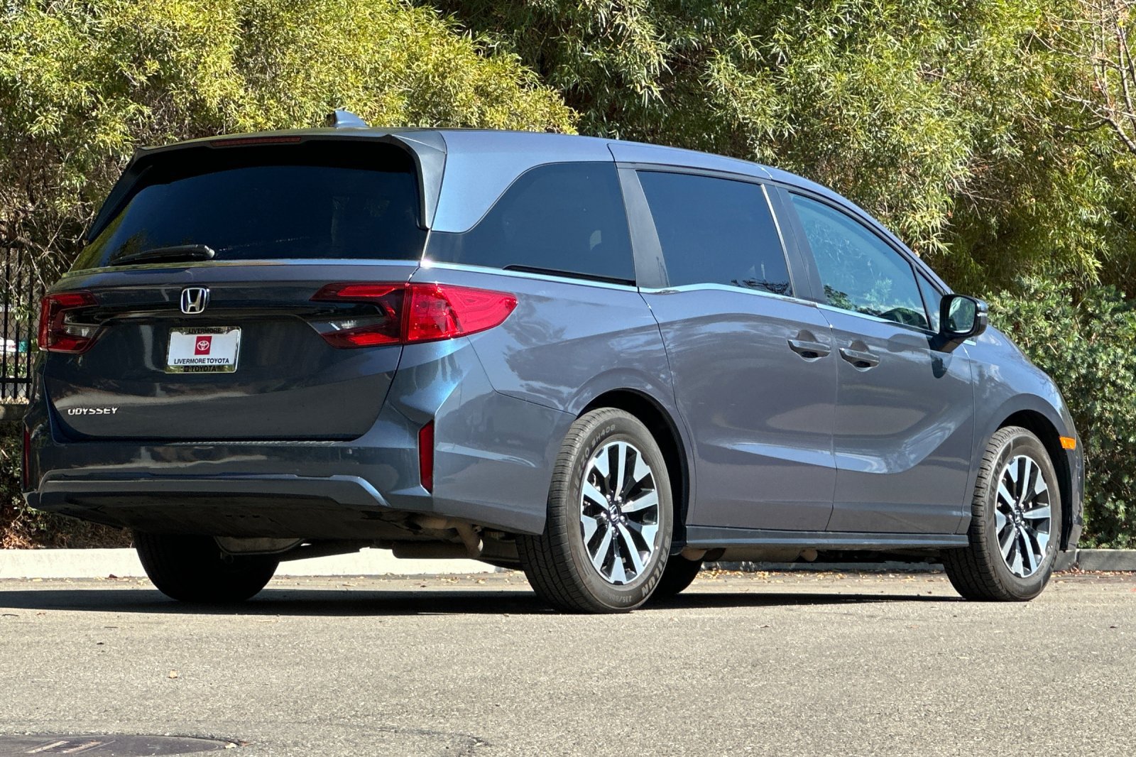Used 2025 Honda Odyssey EX-L image 4