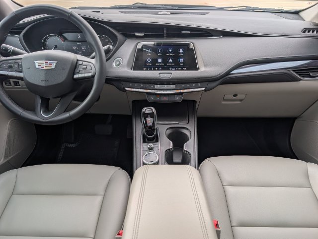 Used 2022 Cadillac XT4 Luxury w/ Cold Weather Package FWD image 24
