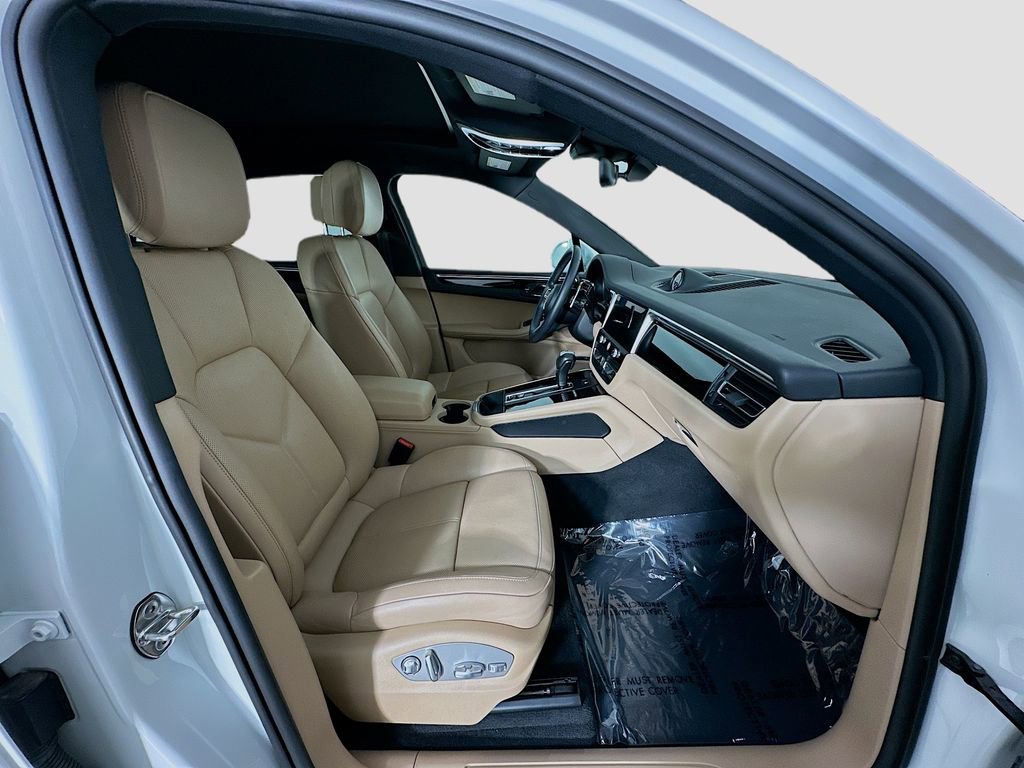 Certified 2023 Porsche Macan AWD/4WD image 31