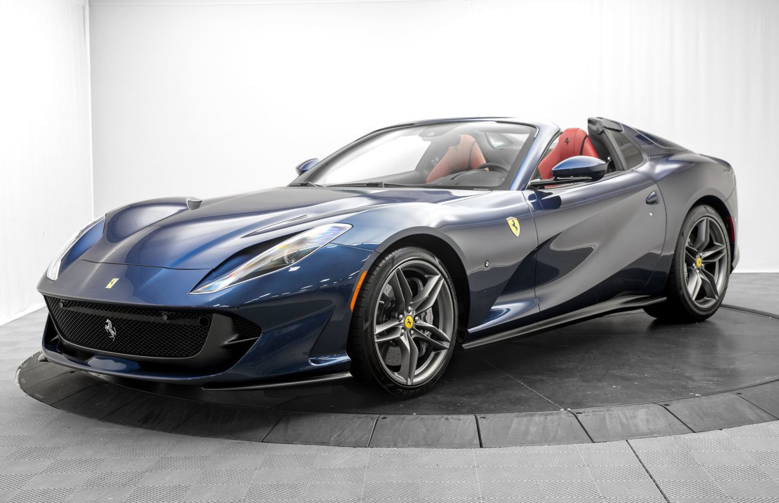 Used 2021 Ferrari 812 GTS RWD image 3