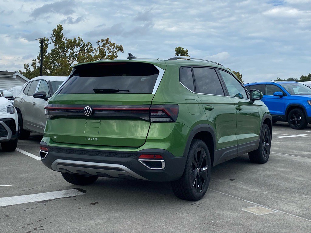 New 2025 Volkswagen Taos SE image 3