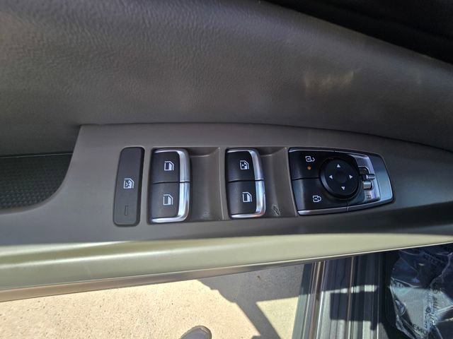 Used 2025 Kia Carnival FWD image 27