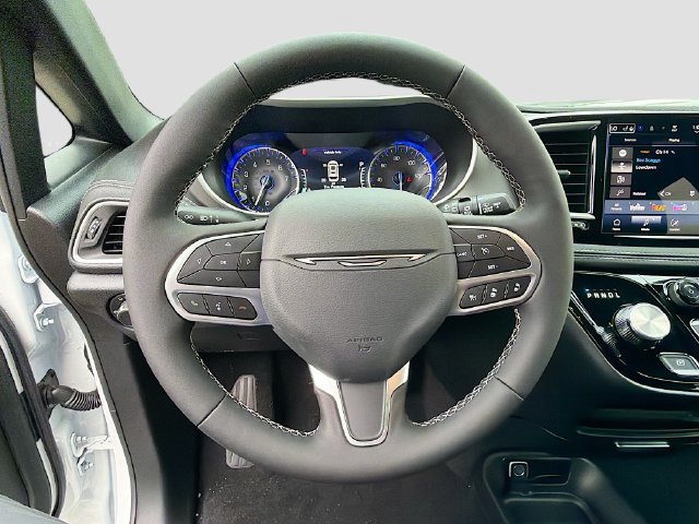 New 2027 Chrysler Pacifica Select FWD image 9