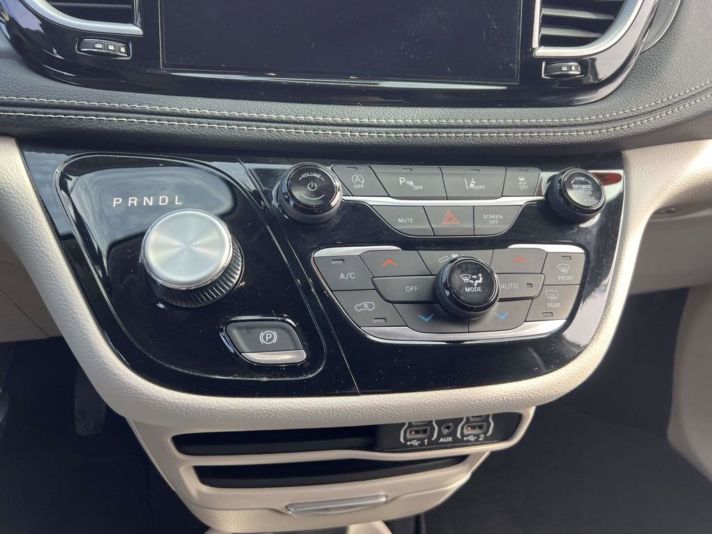 Used 2023 Chrysler Pacifica Touring-L image 29