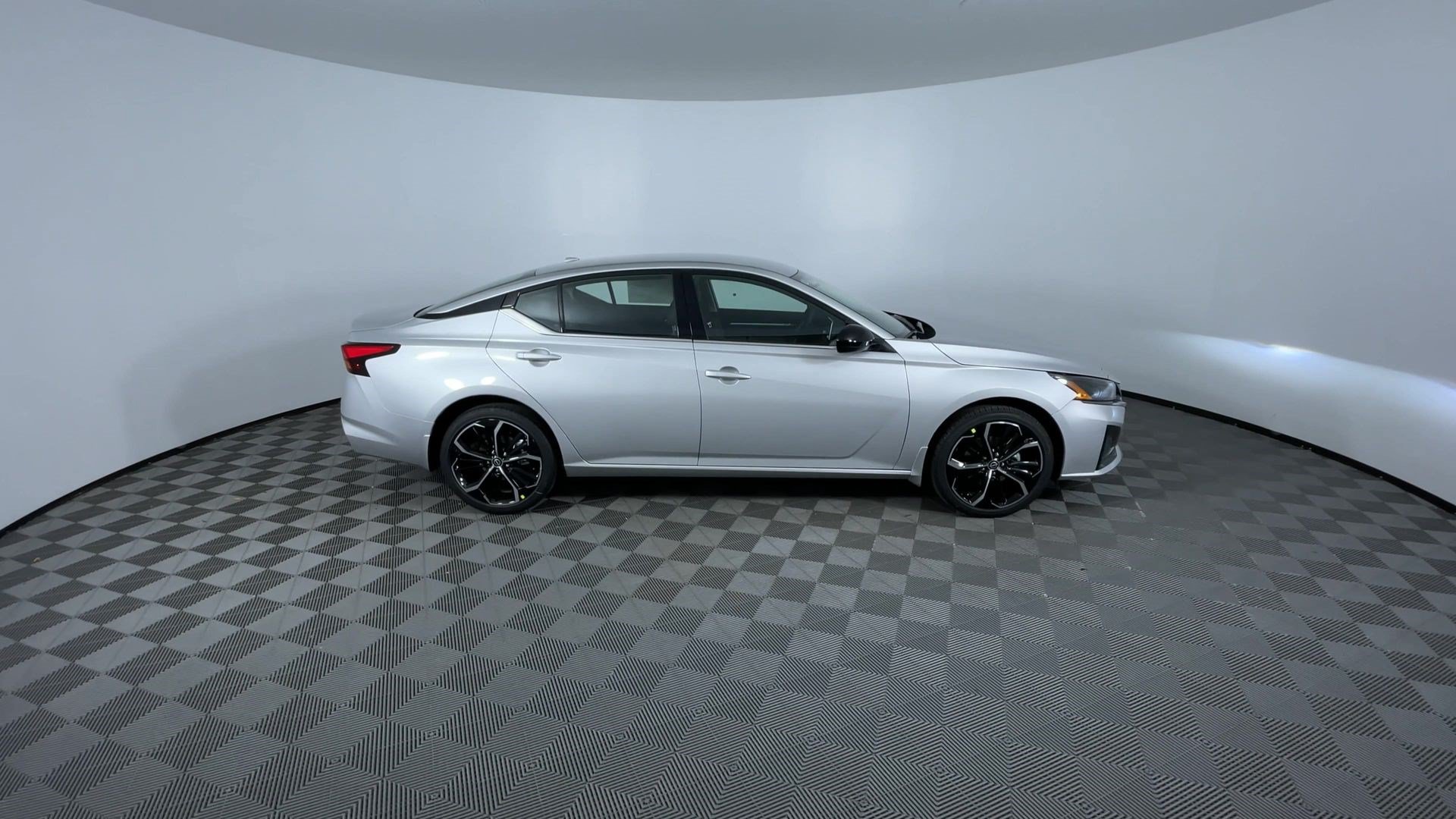Certified 2025 Nissan Altima 2.5 SR AWD/4WD image 9