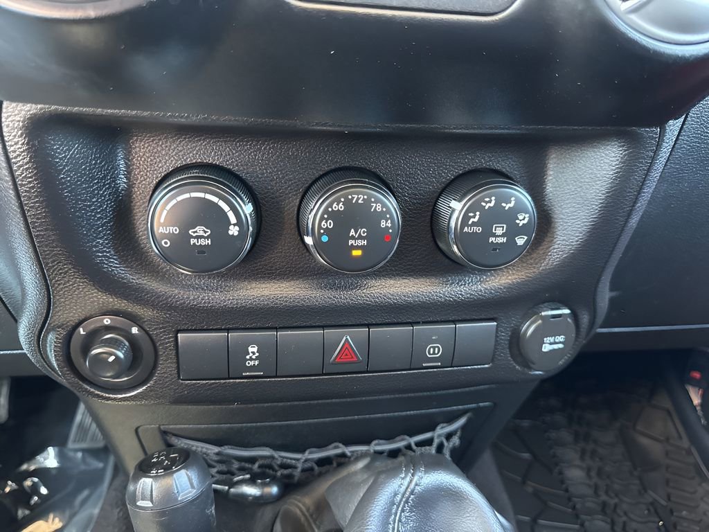 Used 2012 Jeep Wrangler Unlimited Rubicon w/ Connectivity Group AWD/4WD image 17