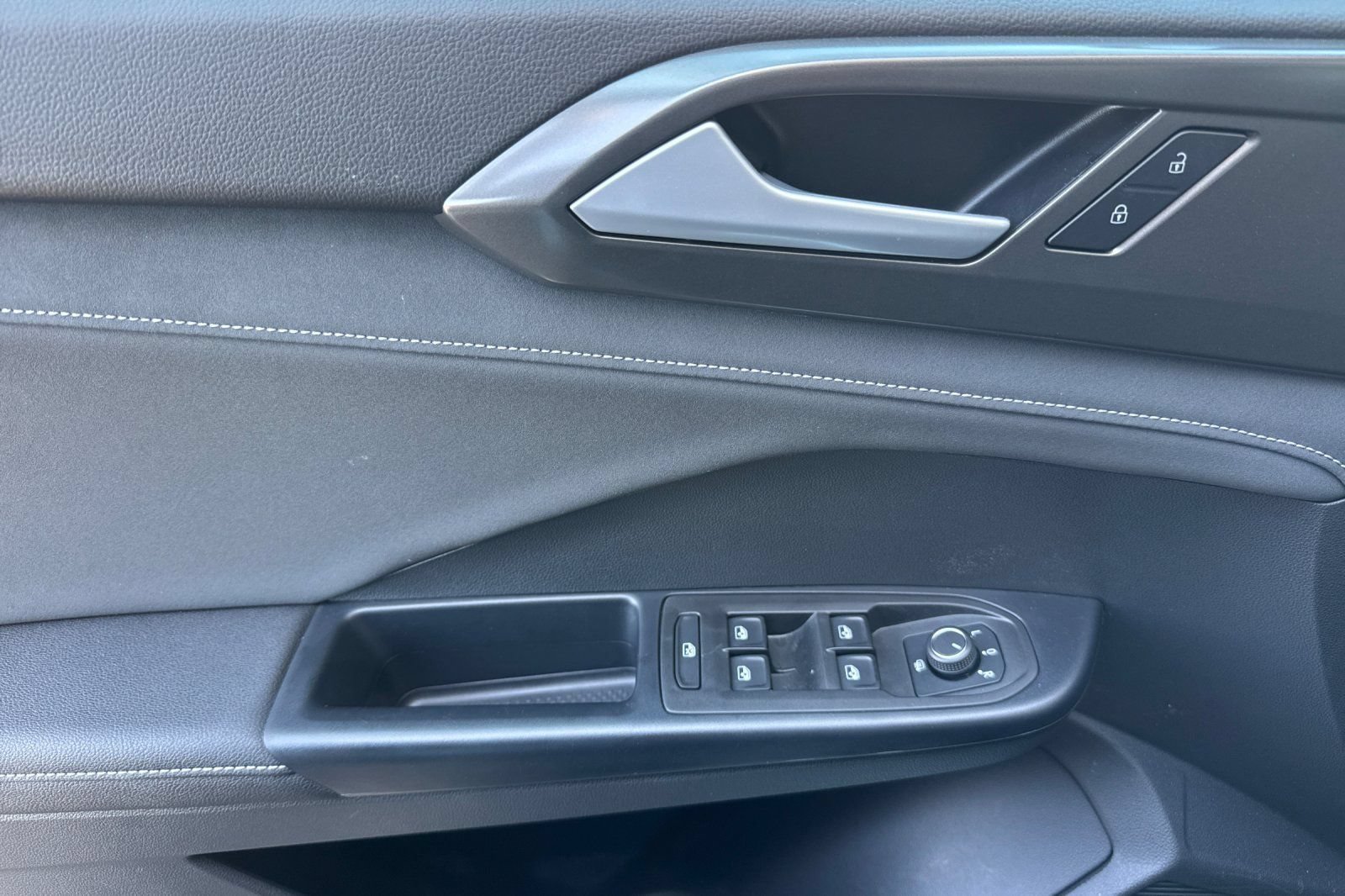 Certified 2026 Volkswagen Taos SE FWD image 11