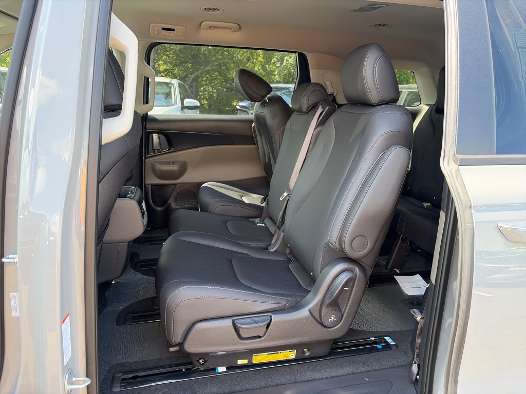 New 2027 Kia Carnival FWD image 23