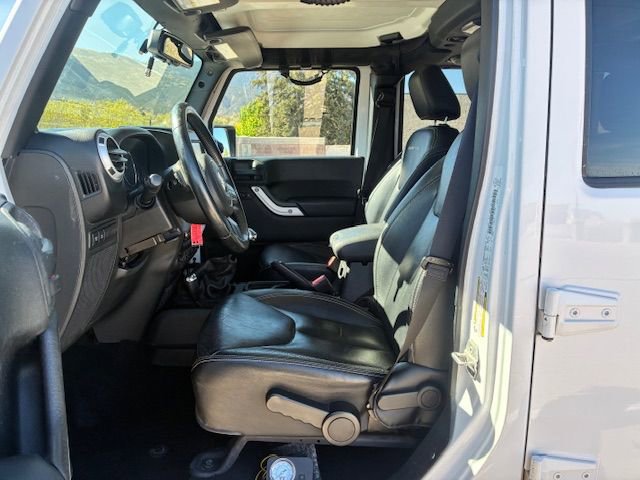 Used 2014 Jeep Wrangler Unlimited Rubicon w/ Connectivity Group AWD/4WD image 11