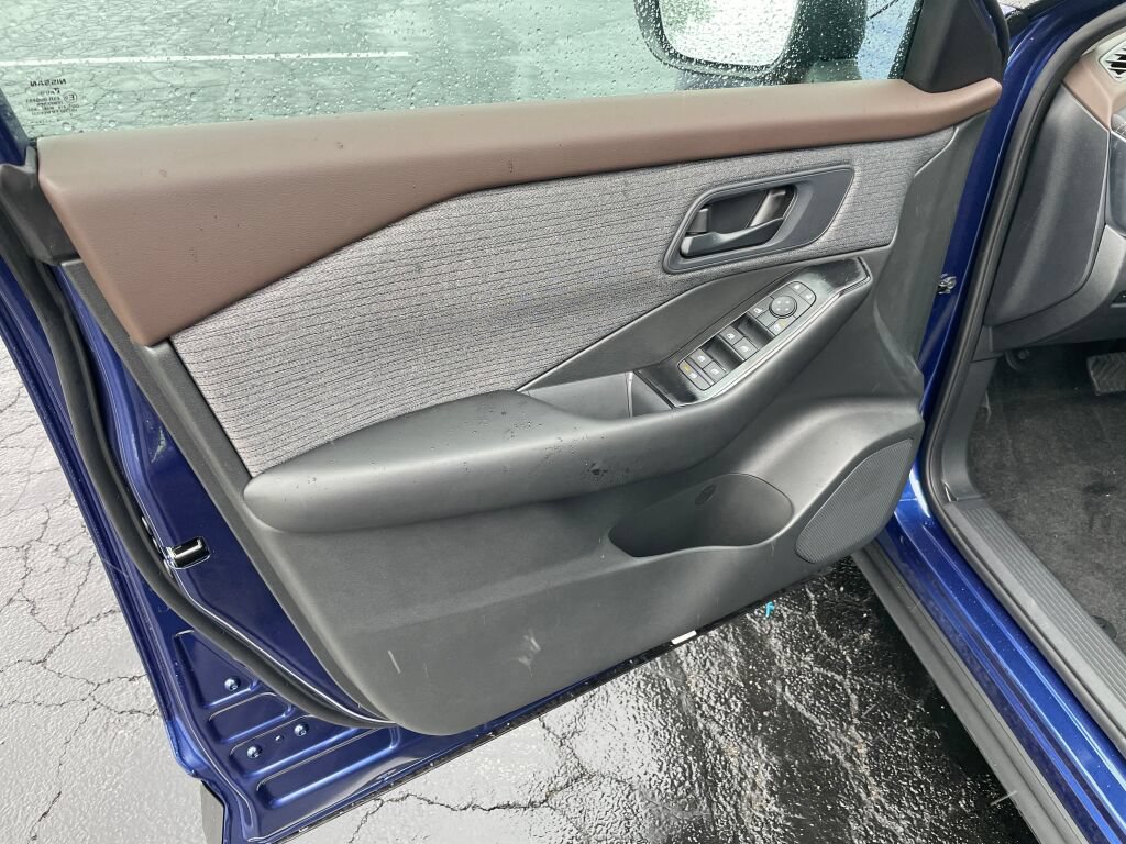 Used 2023 Nissan Rogue S AWD/4WD image 5
