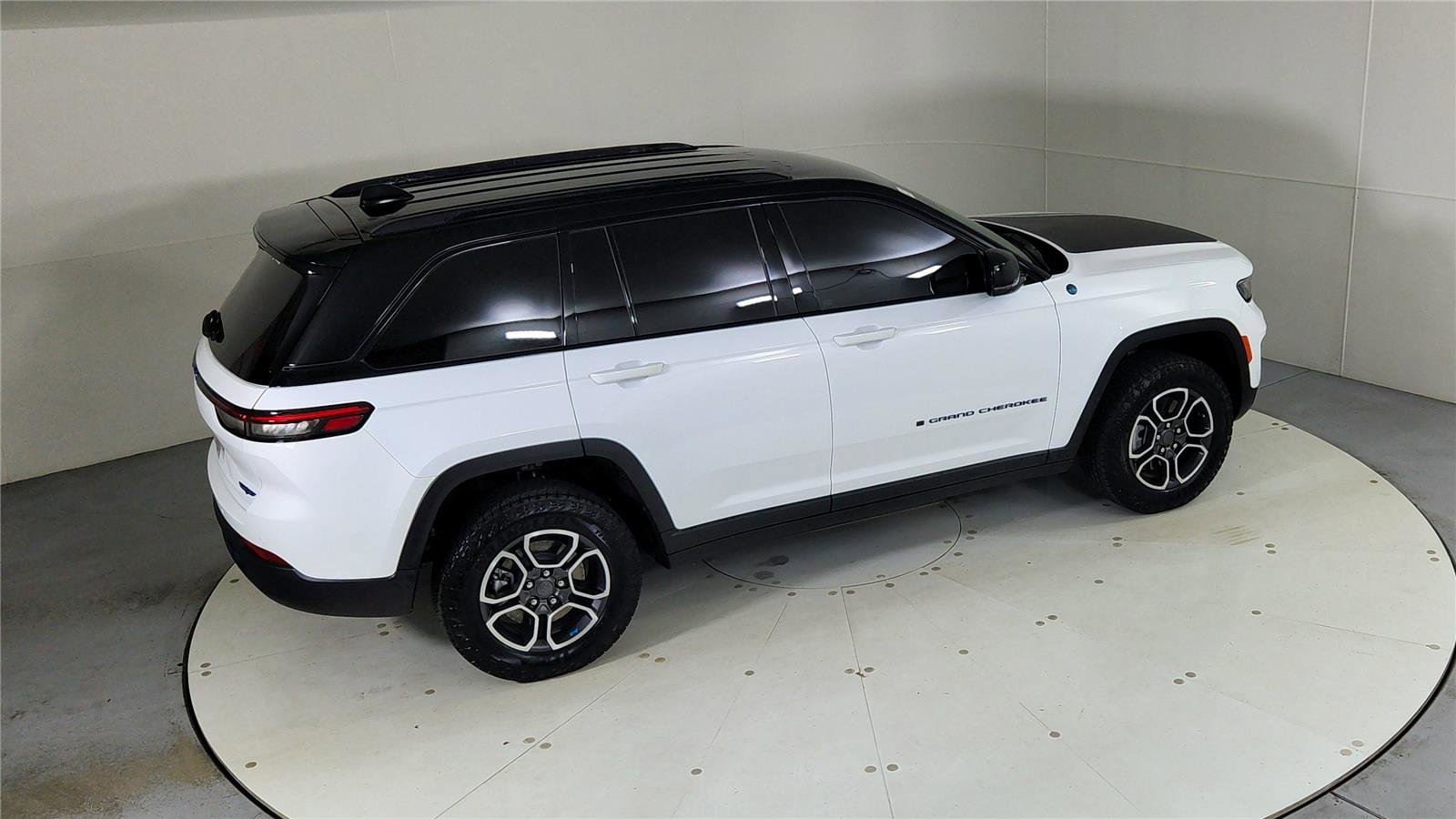 Used 2024 Jeep Grand Cherokee Trailhawk w/ Luxury Tech Group III image 48