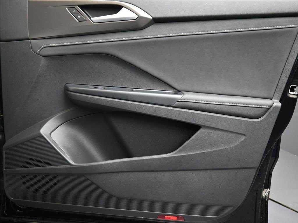 New 2025 Volkswagen Taos SE image 11