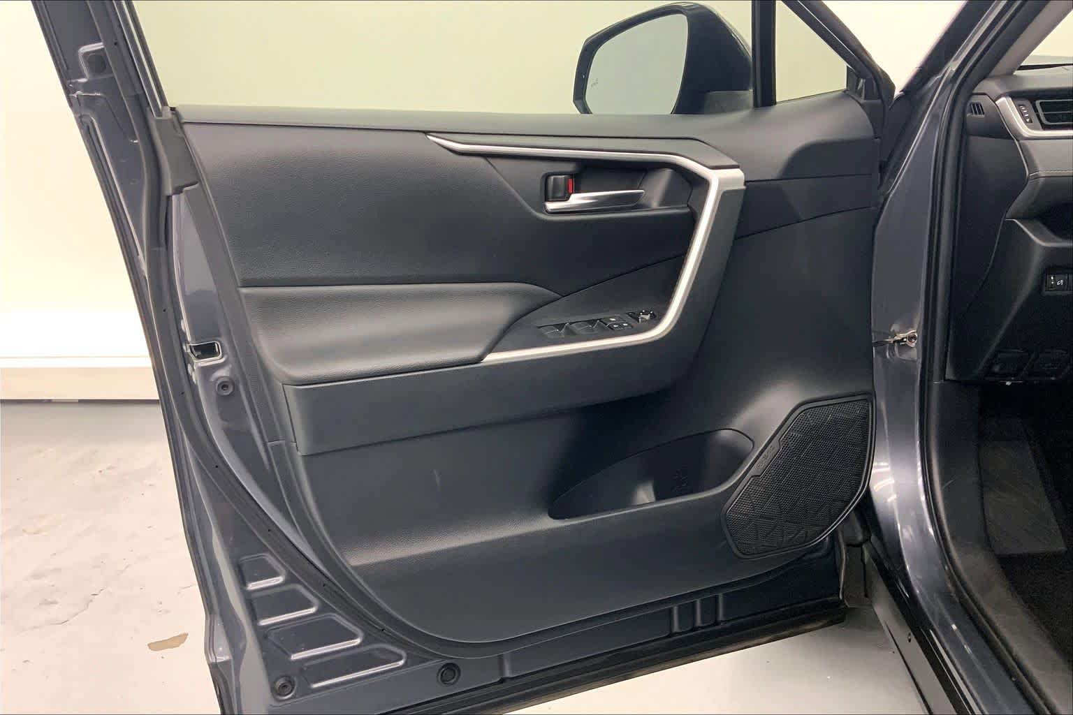 Used 2019 Toyota RAV4 XLE Premium FWD image 19
