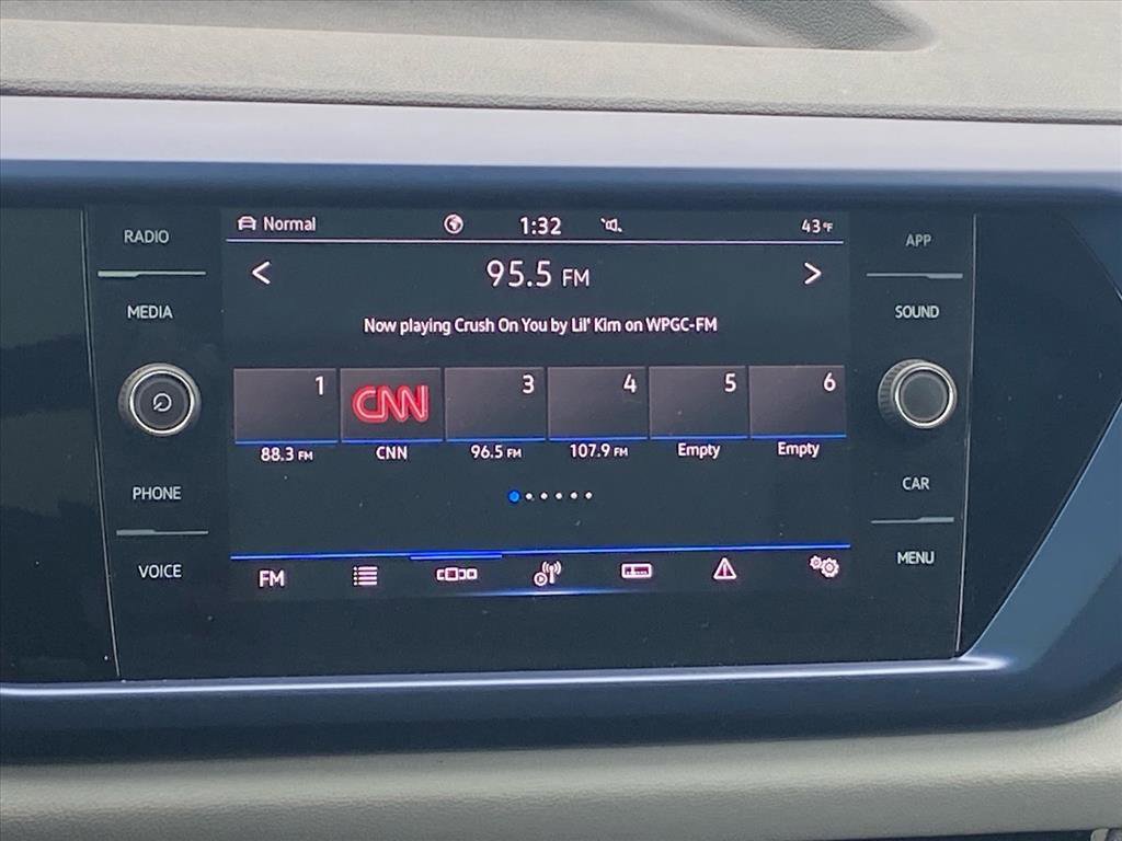 Certified 2023 Volkswagen Taos SE w/ Panoramic Sunroof Package image 9