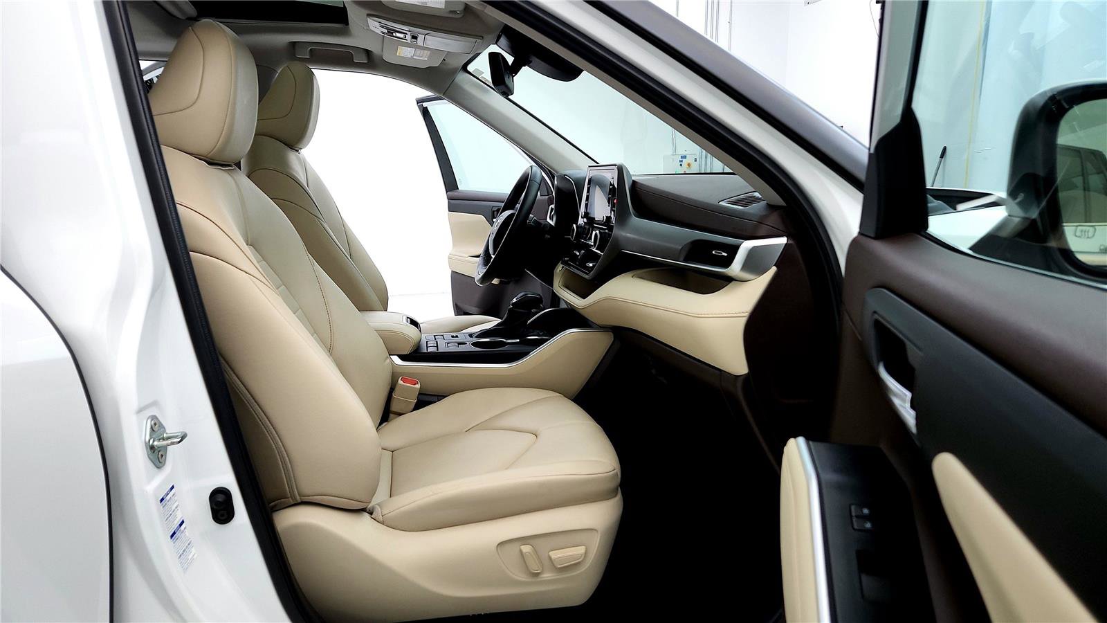 Used 2022 Toyota Highlander XLE image 28