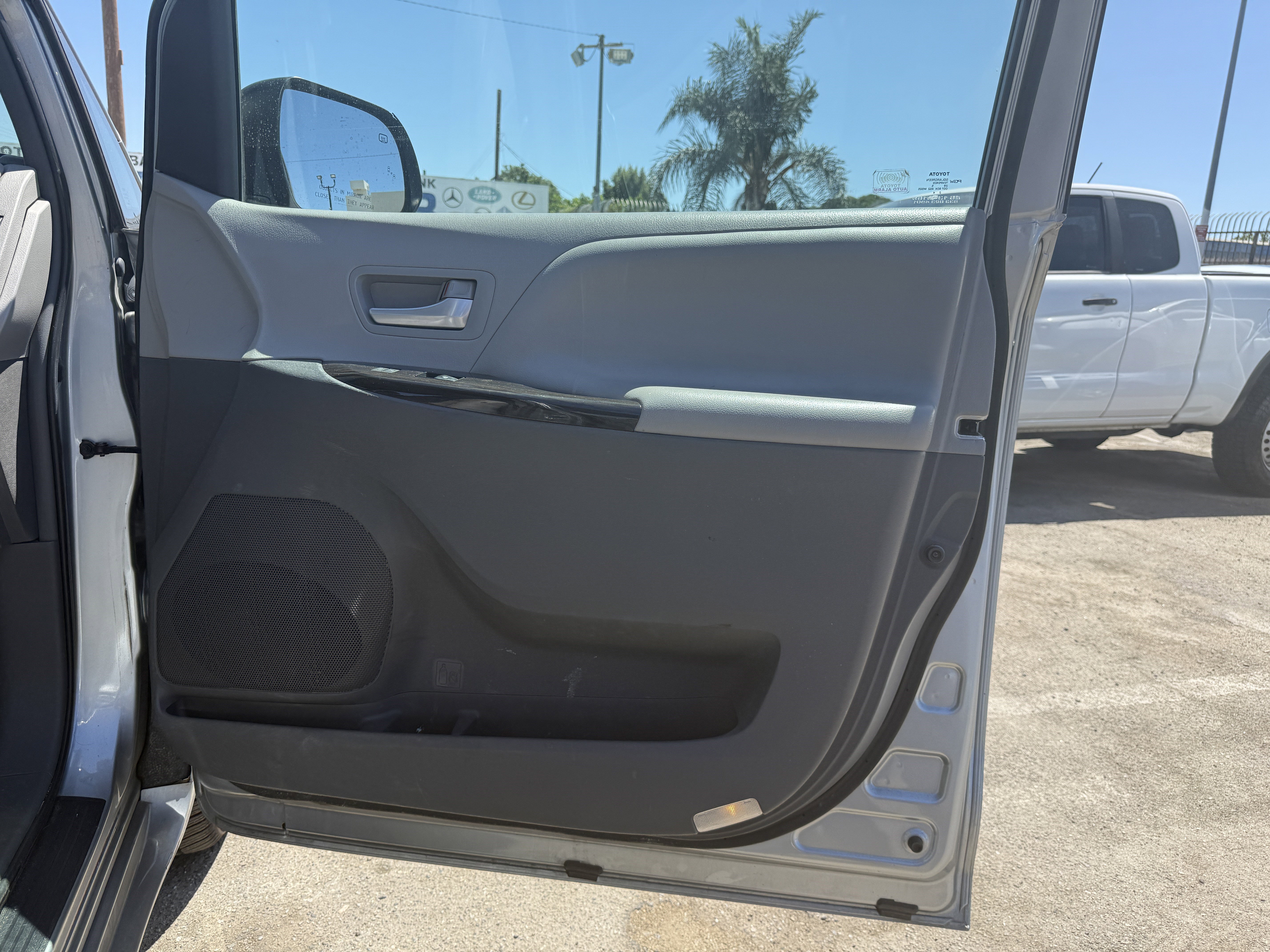 Used 2015 Toyota Sienna XLE w/ XLE Navigation Package image 22