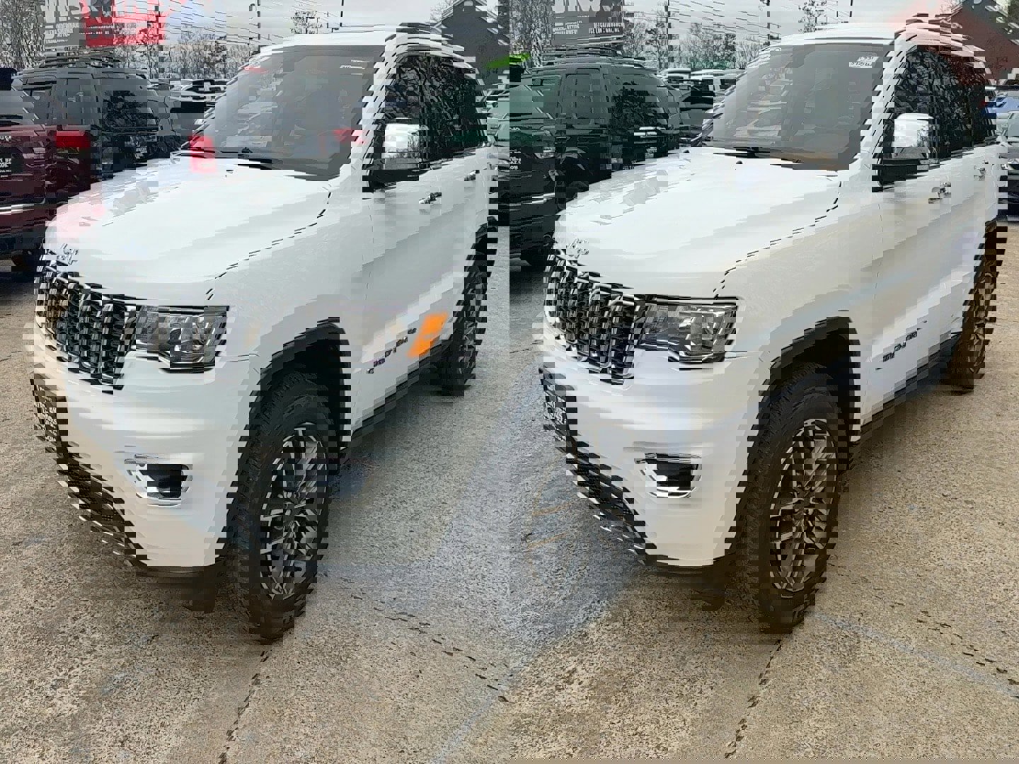 Used 2020 Jeep Grand Cherokee Limited w/ Luxury Group II image 2