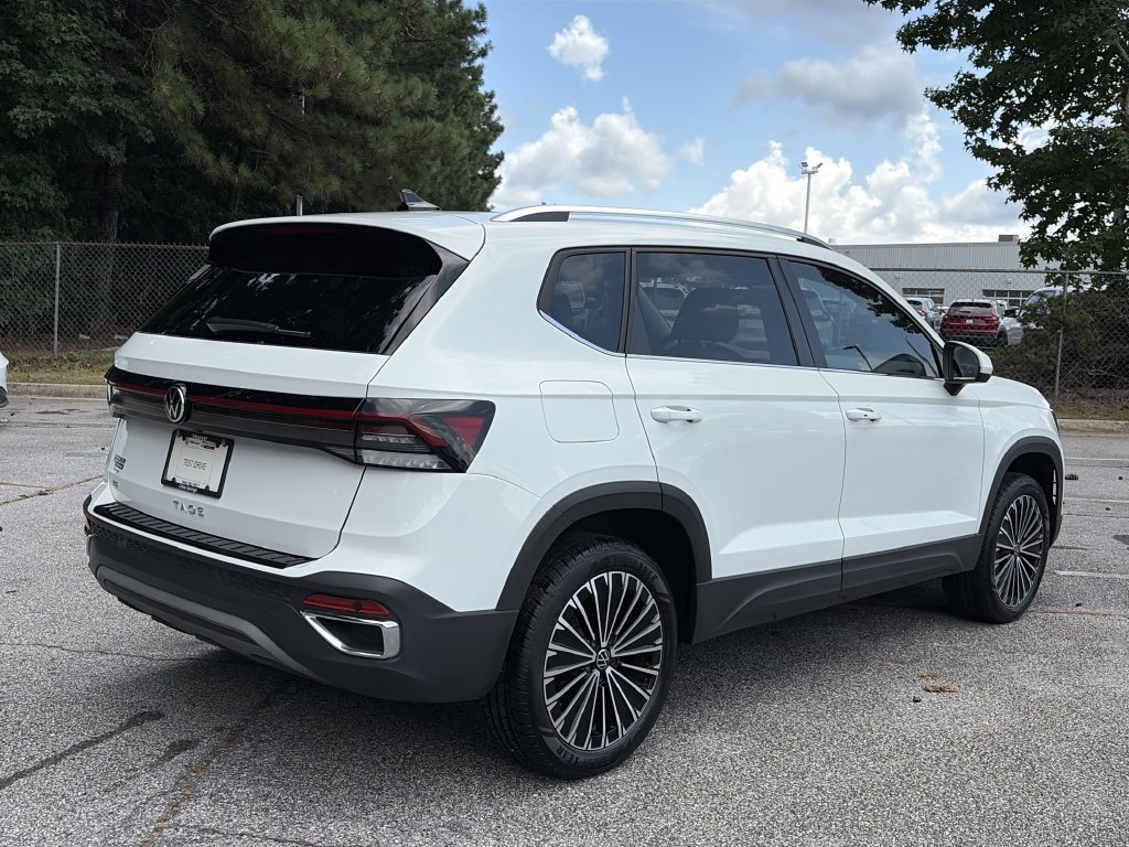 Certified 2025 Volkswagen Taos SE FWD image 23