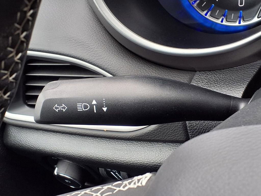 Used 2026 Chrysler Pacifica Select image 16