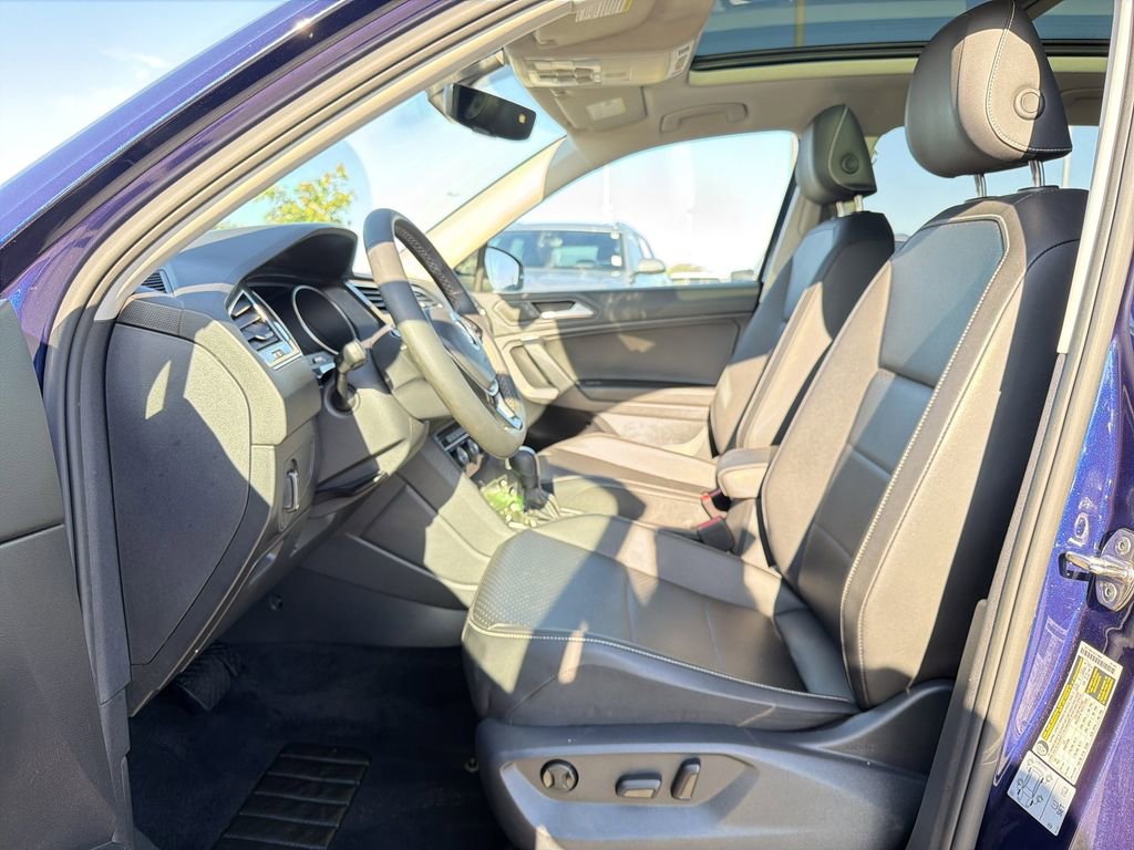 Used 2021 Volkswagen Tiguan SE w/ Panoramic Sunroof Package FWD image 11