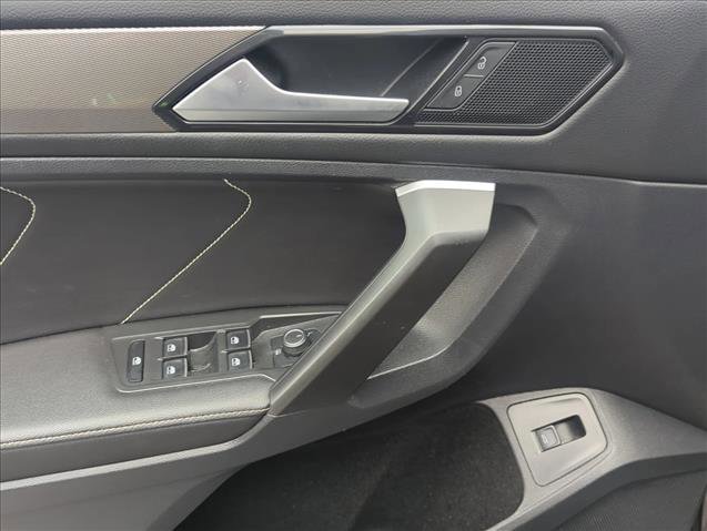 Used 2024 Volkswagen Tiguan SE image 11