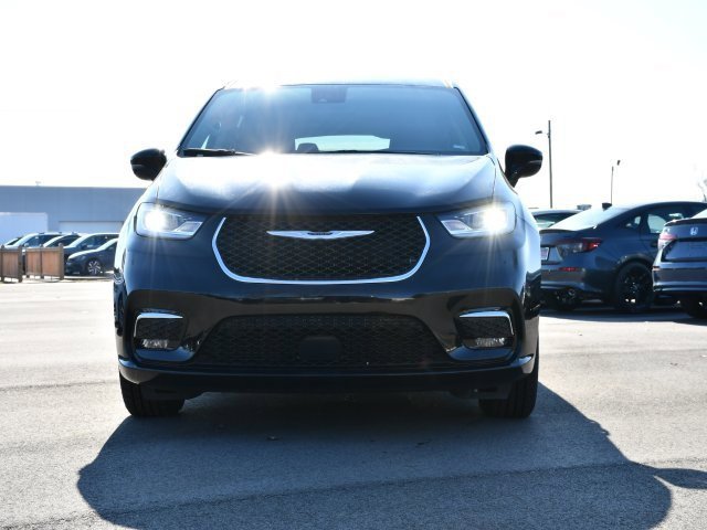 Used 2024 Chrysler Pacifica Touring-L image 2