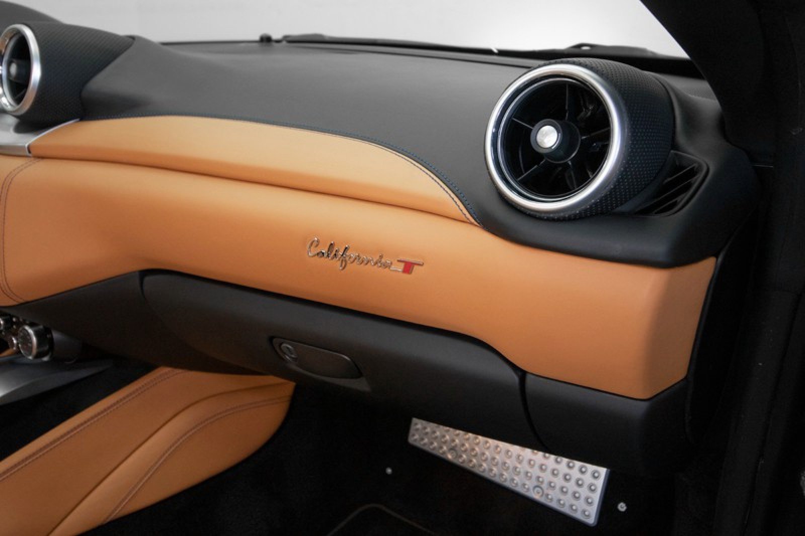 Used 2016 Ferrari California T RWD image 47