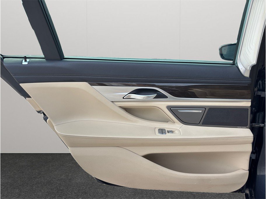 Used 2016 BMW 750i RWD image 41