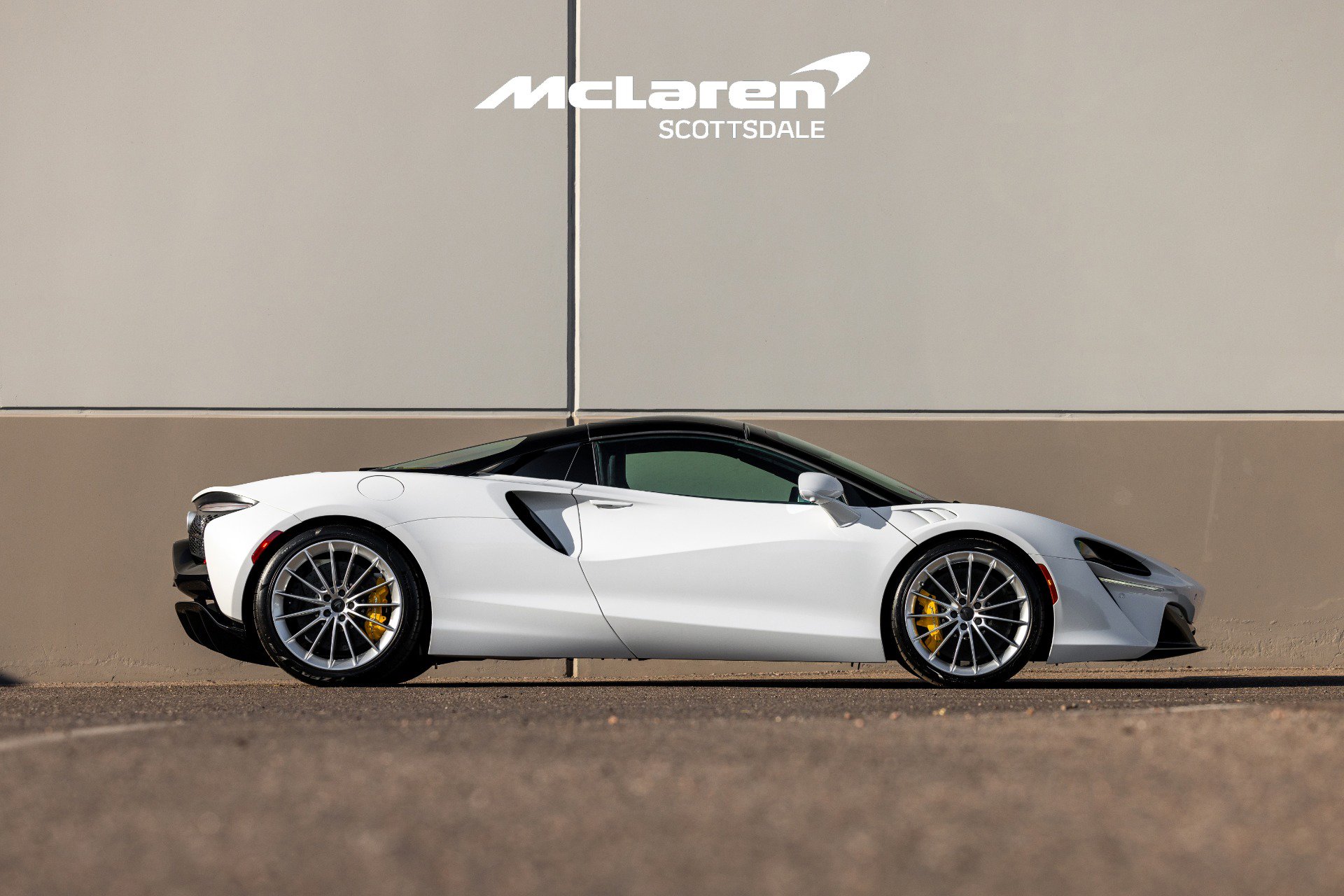 Used 2025 McLaren Artura Spider image 10