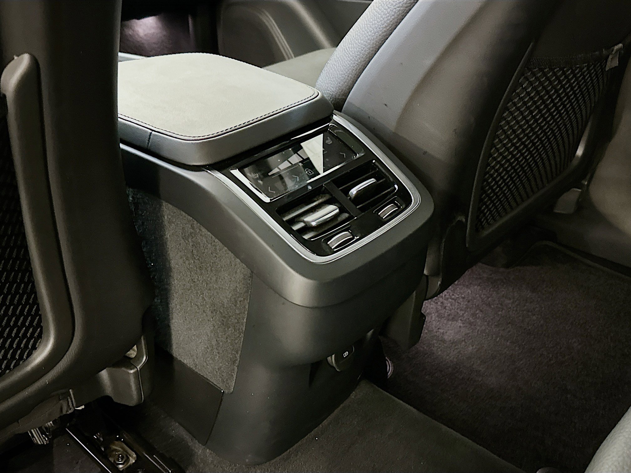 Used 2025 Volvo XC90 B6 Plus image 29