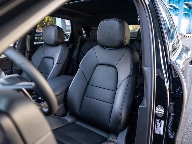 Certified 2025 Porsche Cayenne image 5
