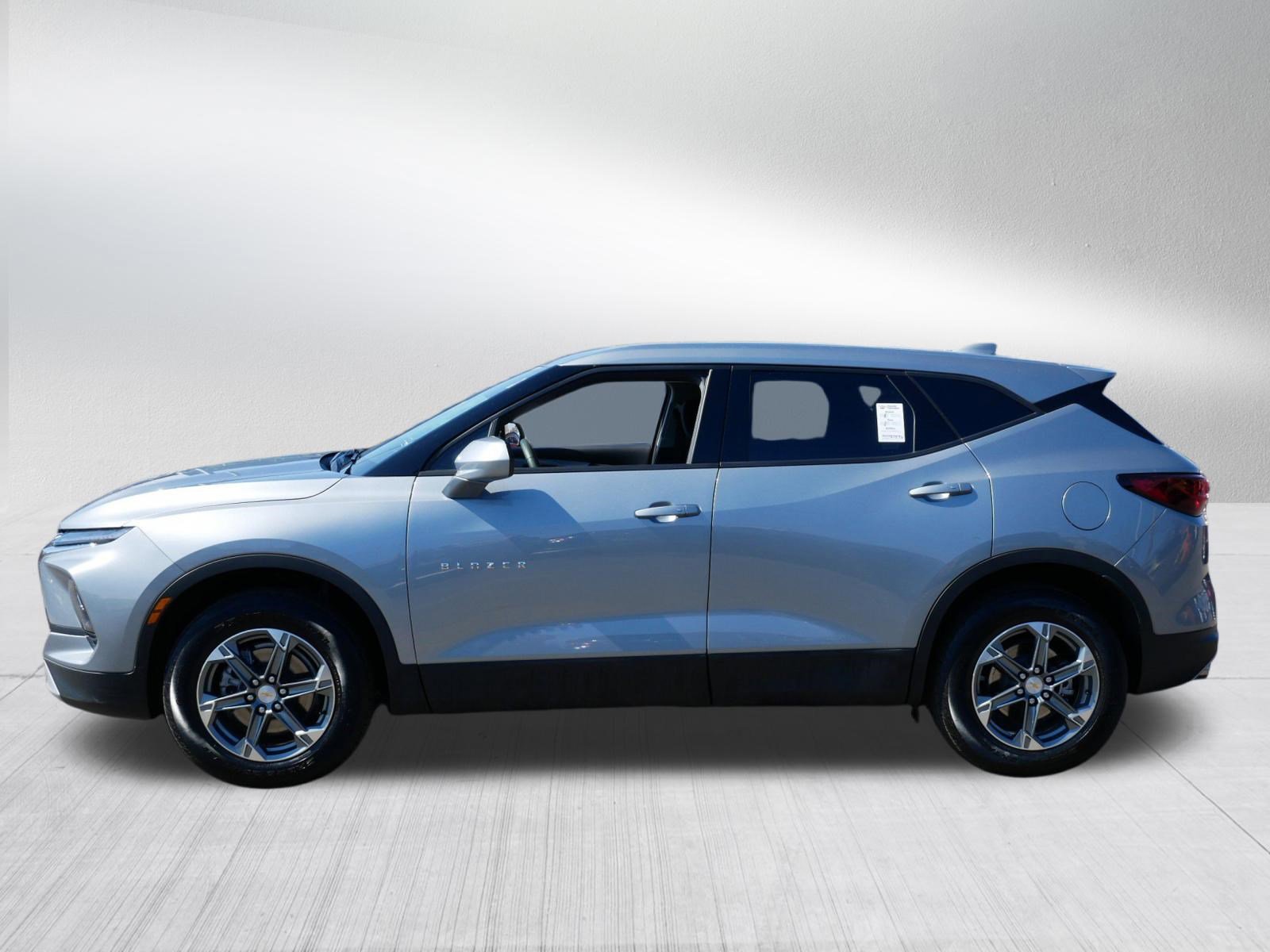 Used 2025 Chevrolet Blazer LT FWD image 4