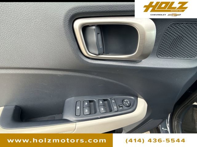 Used 2025 Hyundai Venue Limited image 23