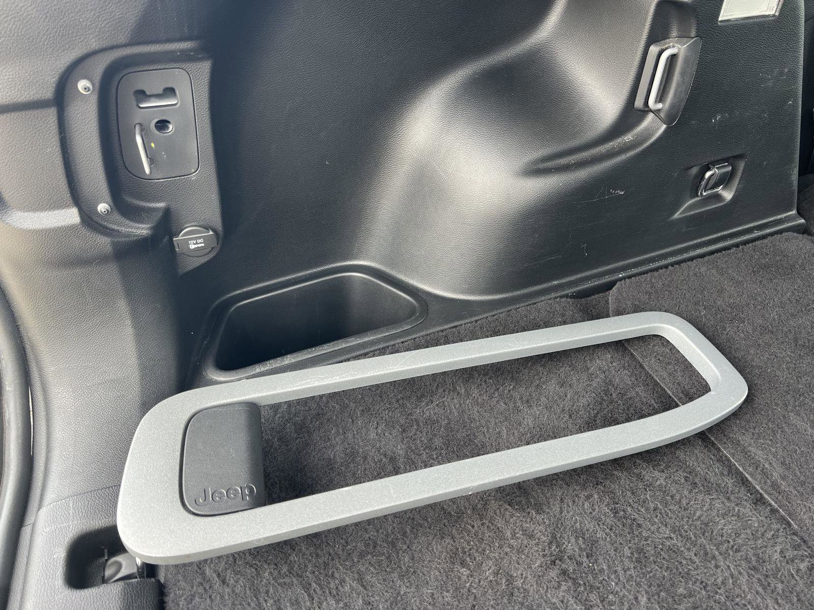 Used 2015 Jeep Cherokee Sport w/ Cold Weather Group FWD image 52