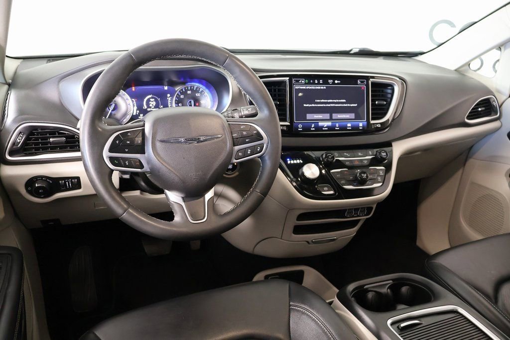 Used 2024 Chrysler Pacifica Touring-L FWD image 2